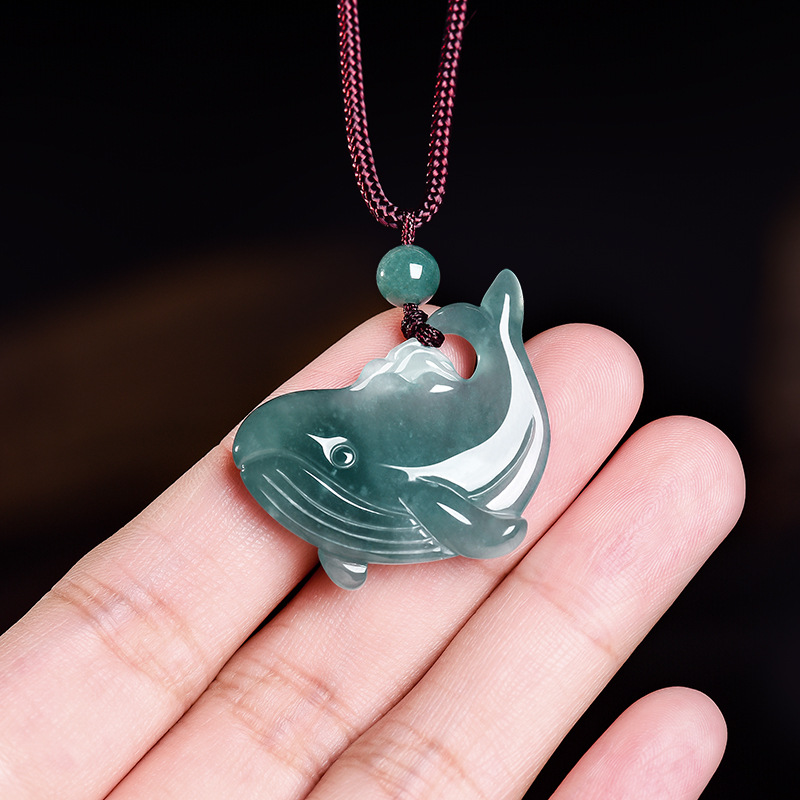 Woman Accessory - Collier pendentif baleine en jadéite birmane