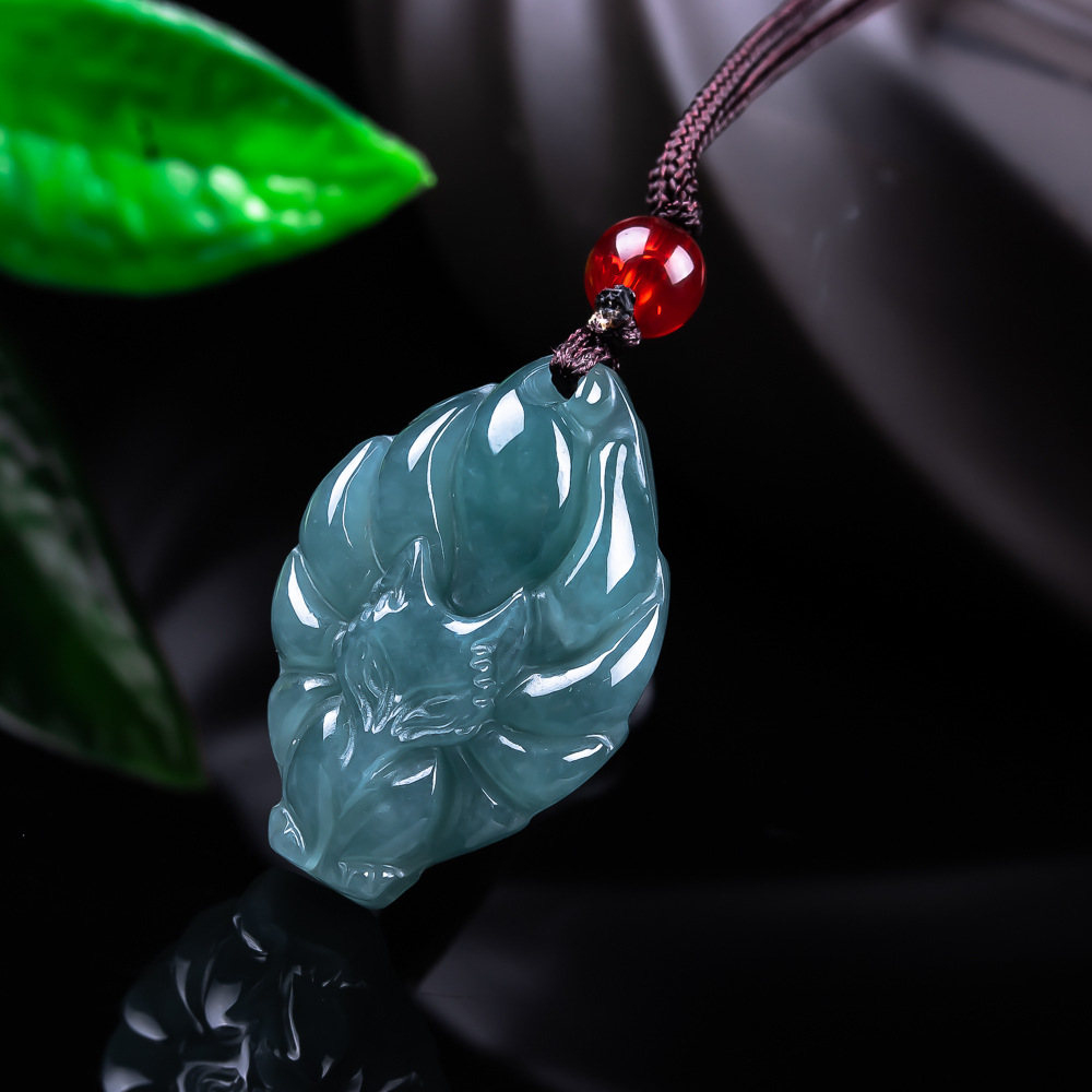 Woman Accessory - Collier pendentif renard en jadéite birmane