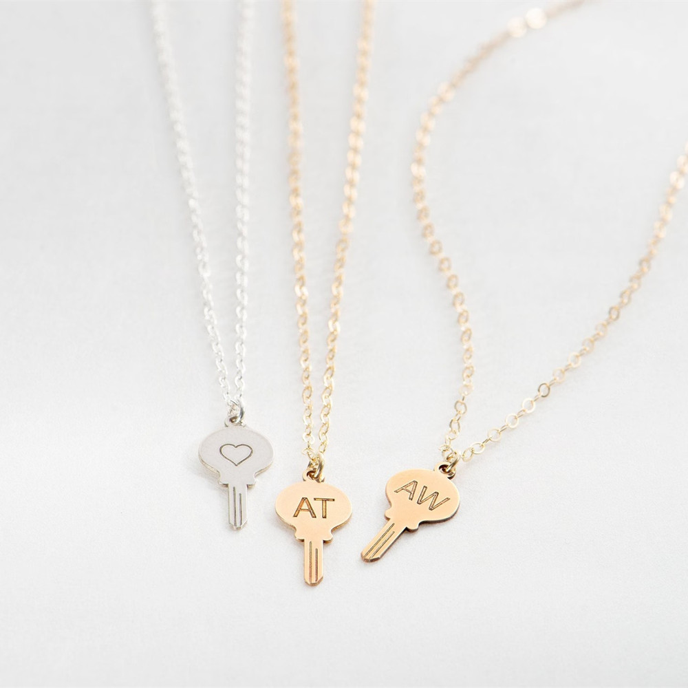 Collier personnalisé délicat e - Charm Necklace Dainty avis et prix